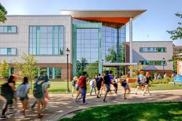 Students walk past the Interdisciplinary 科学与工程 Building